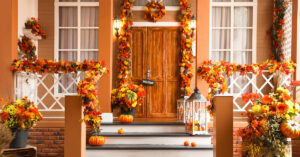 la casa con i colori dell'autunno