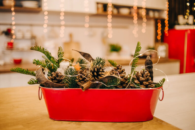 Un centrotavola a base di pigne all'insegna del riciclo creativo: ispiratevi centrotavola-con-pigne-fai-da-te-7