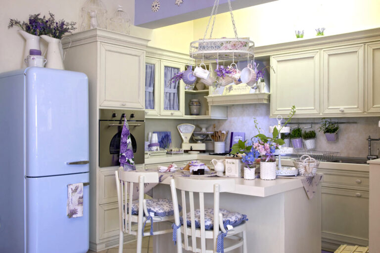 La cucina dal profumo provenzale: 10 bellissime ispirazioni Come arredare una cucina stile provenzale.