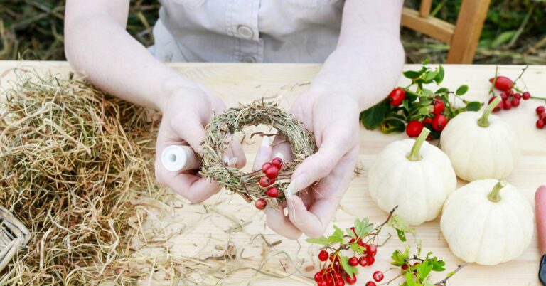 Il centrotavola con le bacche per la tavola di Natale si realizza così Centrotavola con le bacche per Natale.