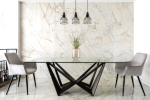 Tavolo in vetro arredamento classe.