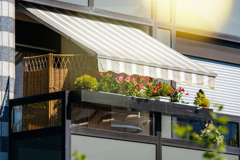 Come arredare il balcone per sfuggire agli sguardi indiscreti: ecco qualche soluzione pratica Come arredare il balcone per sfuggire agli sguardi indiscreti.