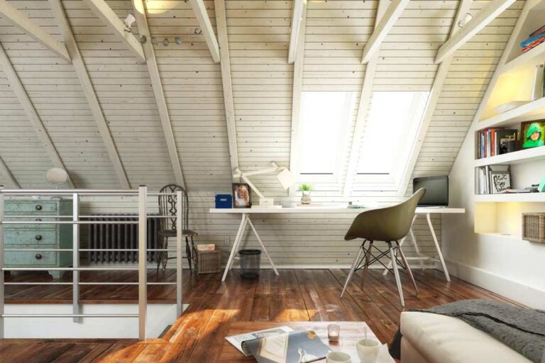 Sfruttare la mansarda per arredare un angolo studio.