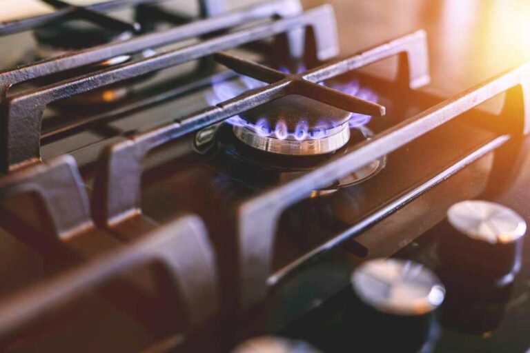 Come far tornare nuovi e brillanti piattelli e piano cottura in cucina: 3 trucchi infallibili Come fare tornare nuovi e brillanti piattelli e piano cottura in cucina.