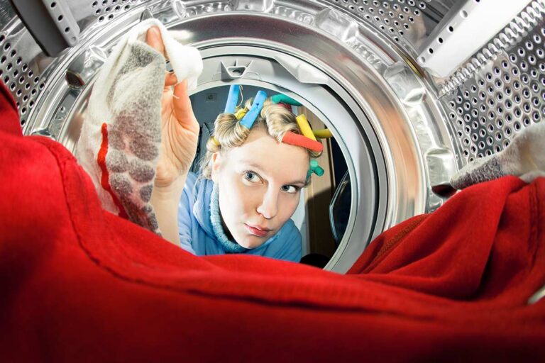 Il mistero dei calzini scomparsi in lavatrice finalmente risolto: ecco la spiegazione calzini scomparsi in lavatrice