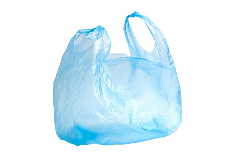 Piega le buste di plastica con questo metodo e avrai più spazio come piegare busta di plastica per avere più spazio