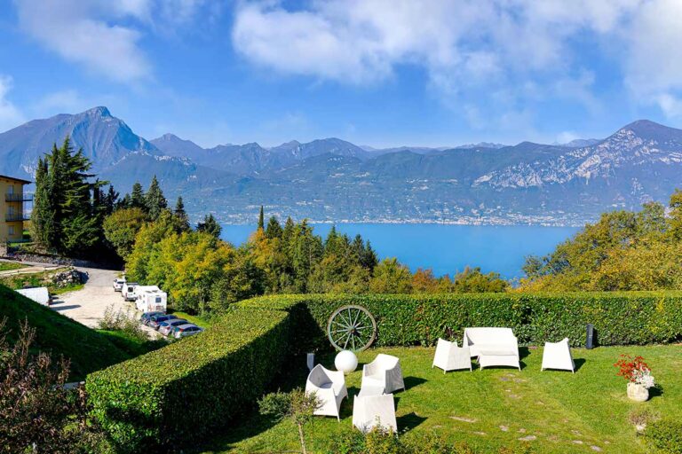 San Zeno di Montagna: un borgo con una finestra incantevole sul lago di Garda San Zeno di Montagna