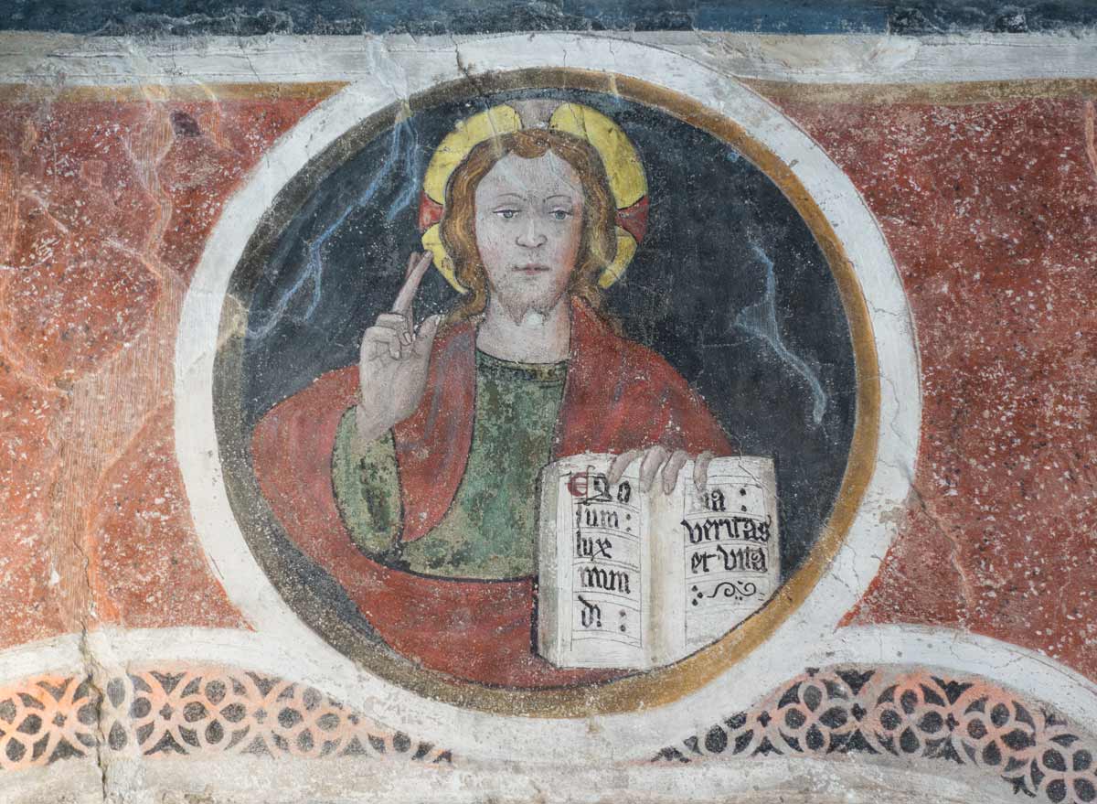 Affreschi storici nel castello di Fénis.