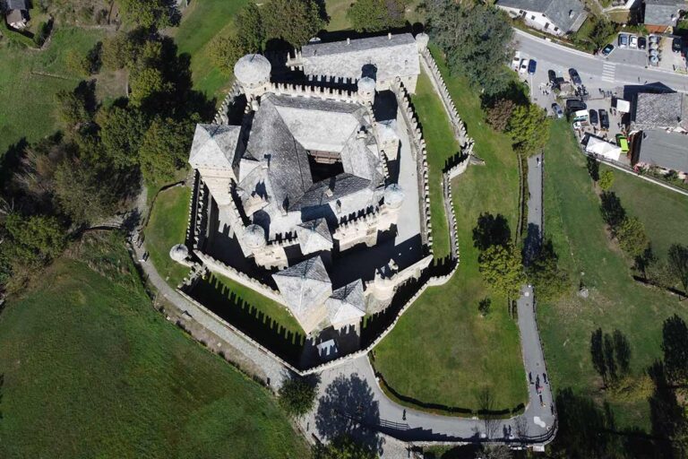 Il castello di Fénis: meraviglia medievale della Valle d'Aosta Castello di Fénis