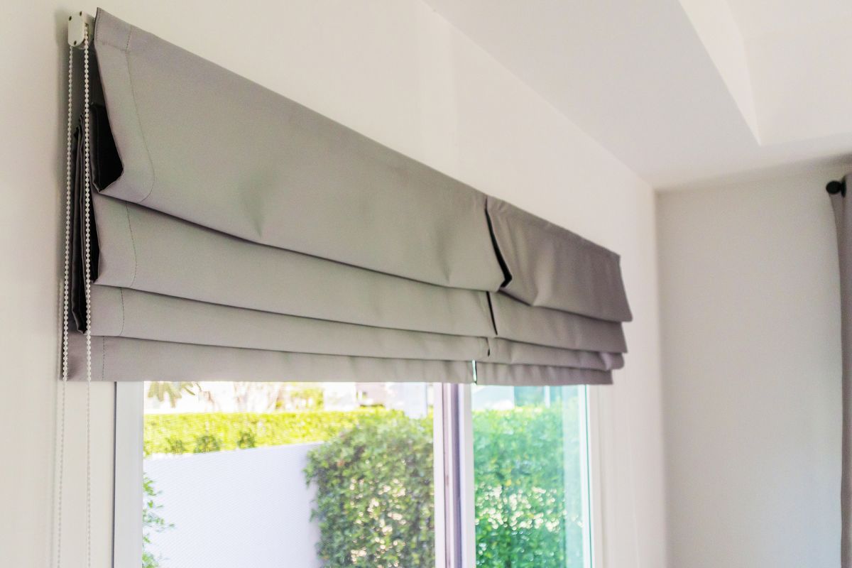 Tende a pannello tortora.