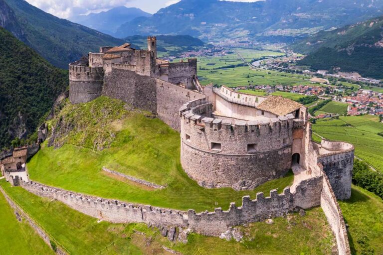 Il fascino di Castel Beseno: storia, architettura e segreti di una fortezza leggendaria Castel Beseno