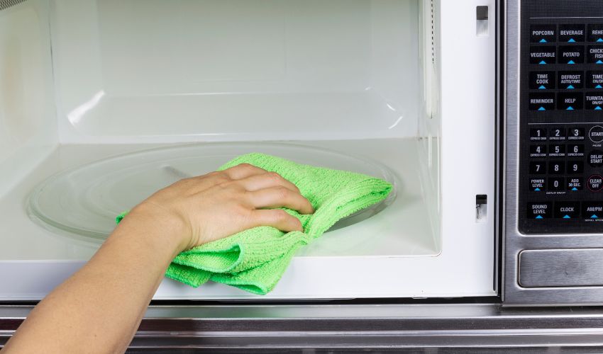 Pulizia del forno a Microonde.