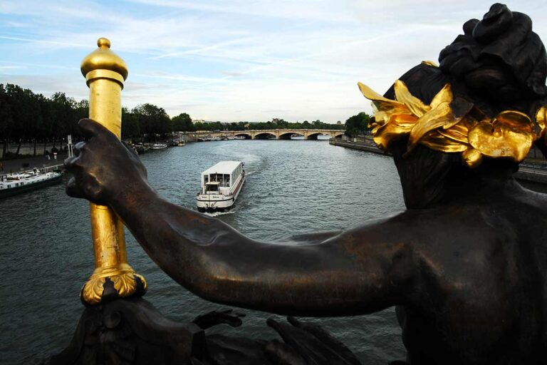 Il fantasma della Senna: scopri questa storia avvolta nel mistero di Parigi Il fantasma della Senna.