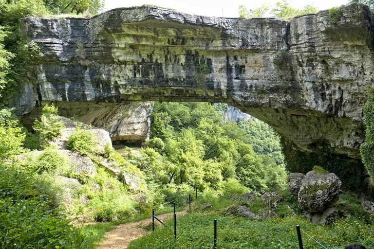 Il Ponte di Veja: un incredibile capolavoro della natura situato nel cuore del Veneto Il Ponte di Veja.