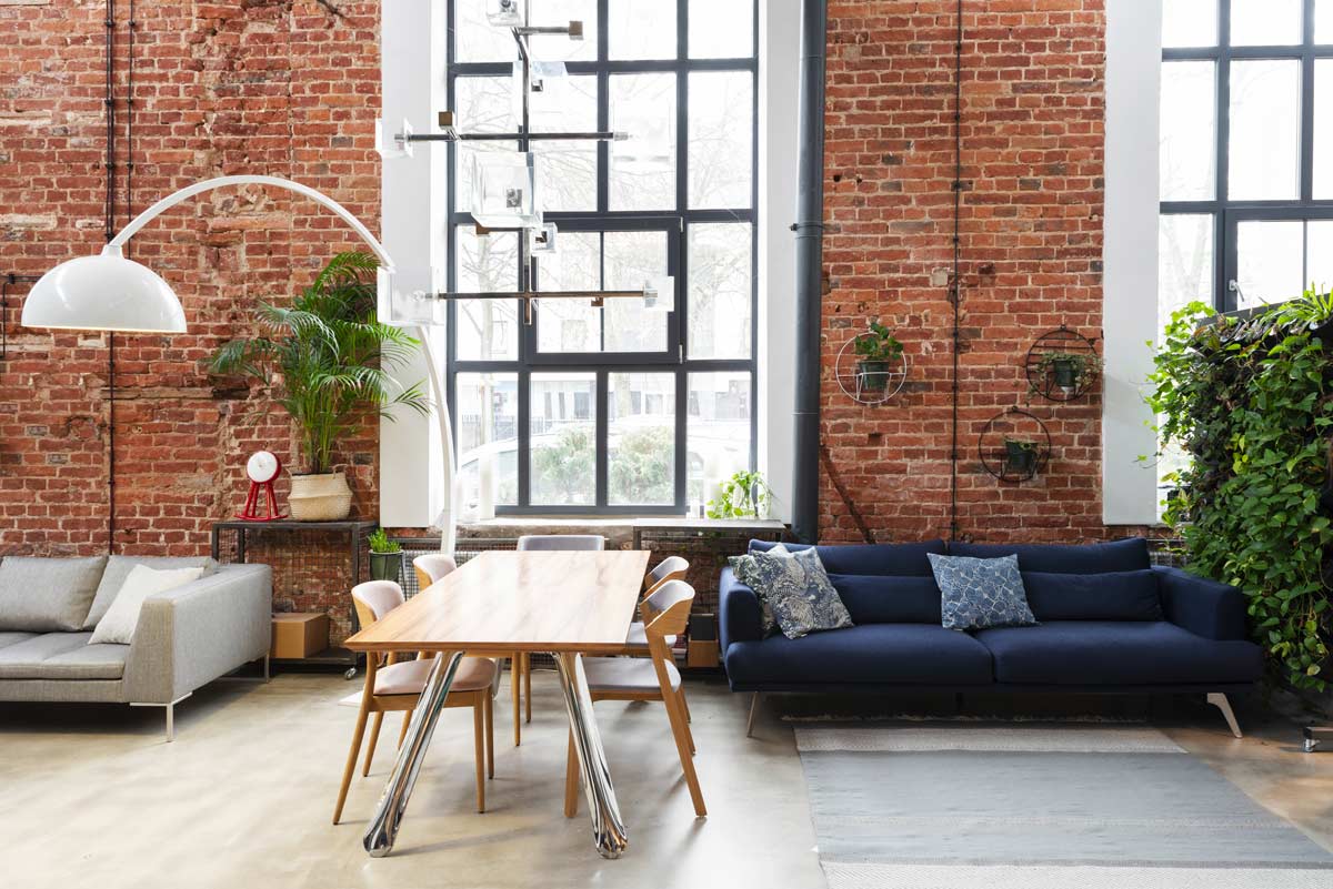 Loft stile industrial con mattoni rossi a vista.