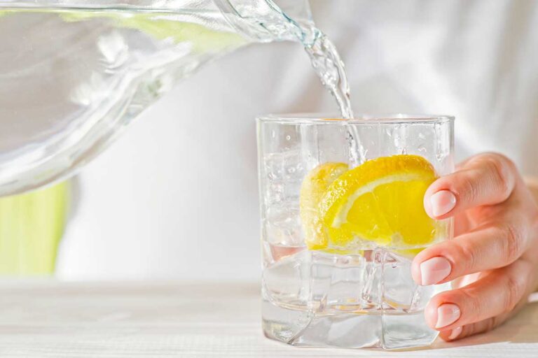 I segreti salutari dell'acqua con limone: scopri i benefici reali e i falsi miti acqua e limone
