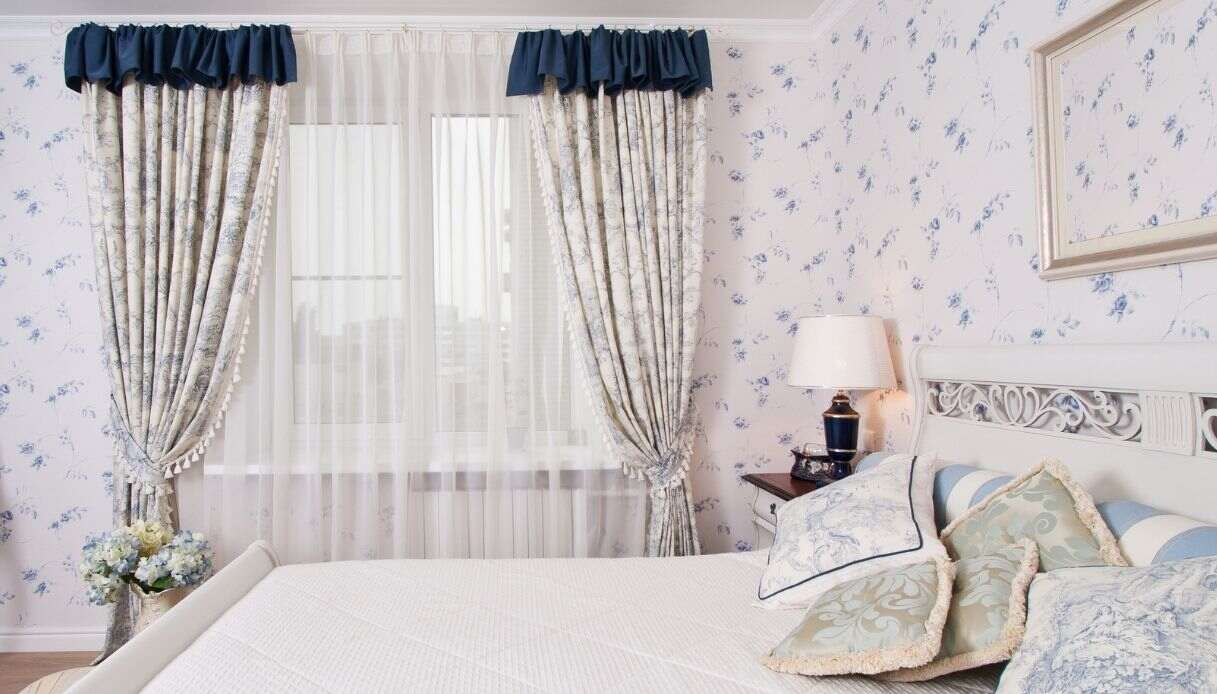 carta da parati shabby chic bianca con fiori blu