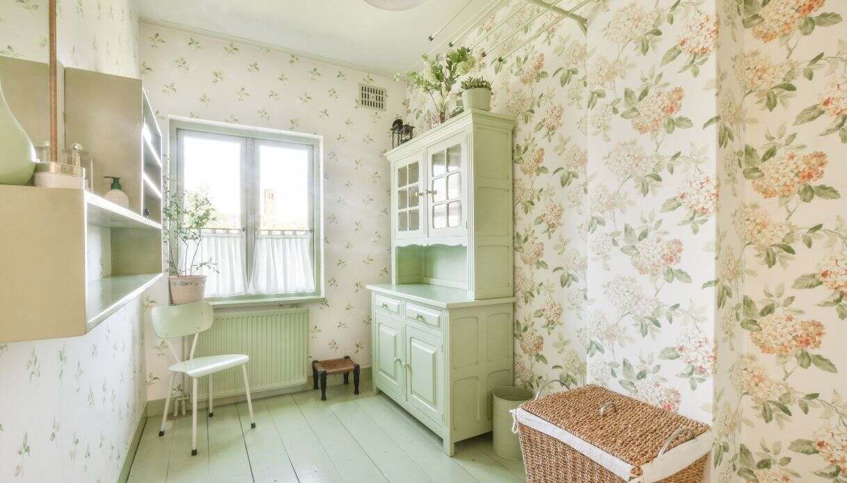 stanza con carta da parati shabby chic con motivi floreali 