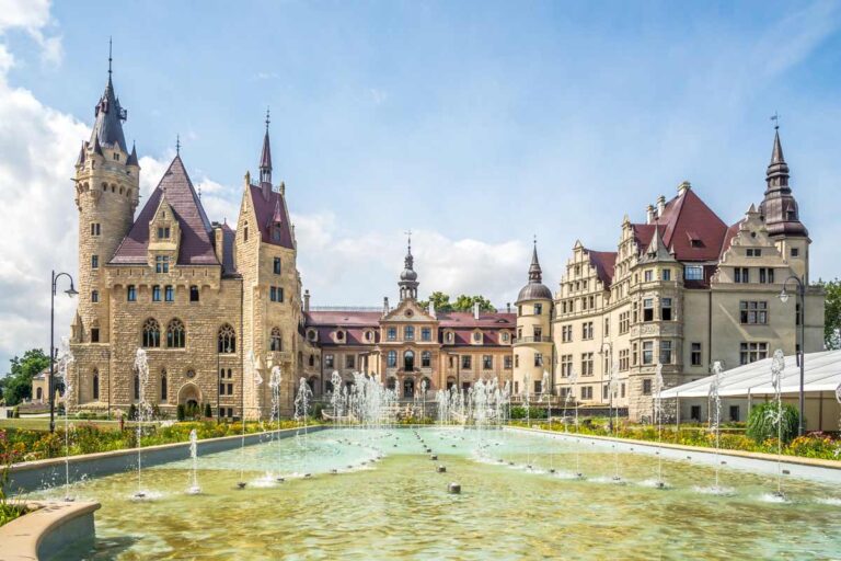 Tra storia e leggenda: esplora questo splendido castello polacco con le sue 365 stanze Castello di Moszna