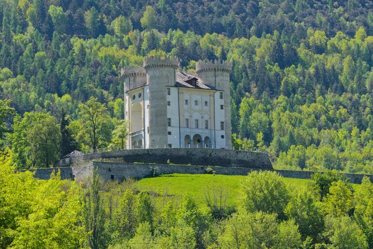 Il fascino immortale del castello di Aymavilles: una perla della Valle d'Aosta Castello di Aymavilles in Valle d'Aosta.