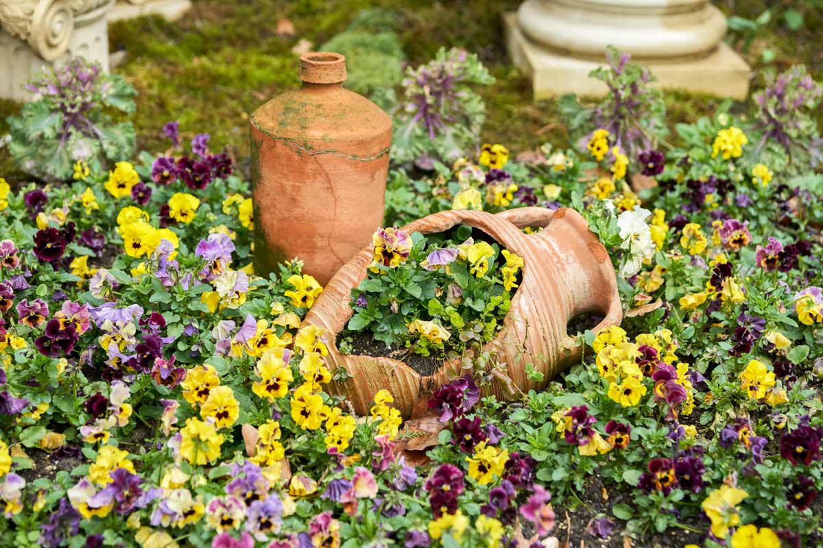 Vasi di terracotta rotti