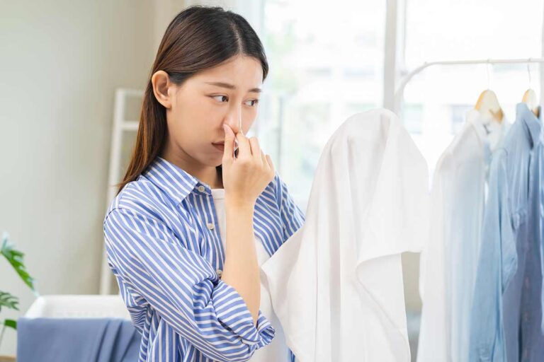 Elimina l'odore di muffa dai tuoi vestiti: soluzioni efficaci per rinfrescare il tuo guardaroba odore di muffa vestiti