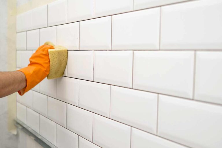 Sgrassare perfettamente le piastrelle della cucina: scopri le soluzioni naturali che funzionano sgrassare piastrelle cucina