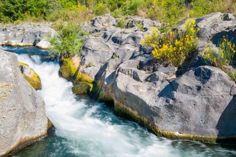 Le meraviglie nascoste della Sicilia: esplora le Gole dell'Alcantara, un luogo davvero incantevole Gole dell'Alcantara