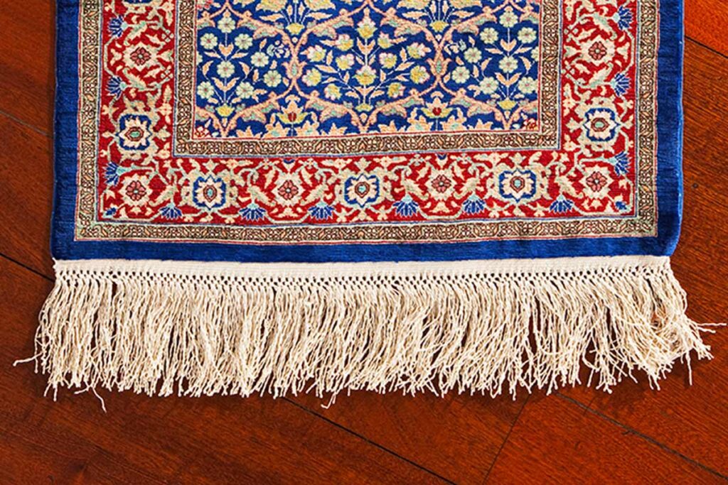 Frange dei tappeti sempre bianche.