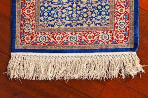 Frange dei tappeti sempre bianche.