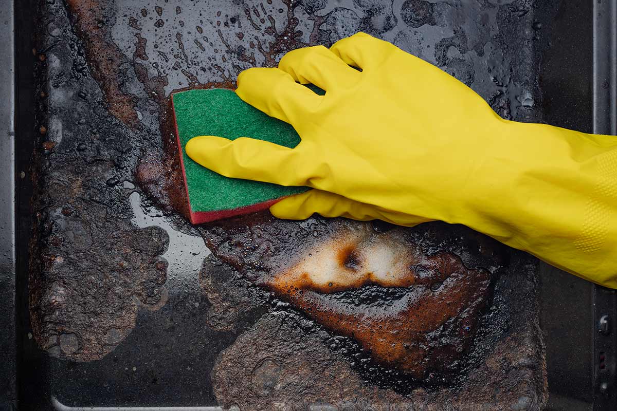 pulire teglie incrostate