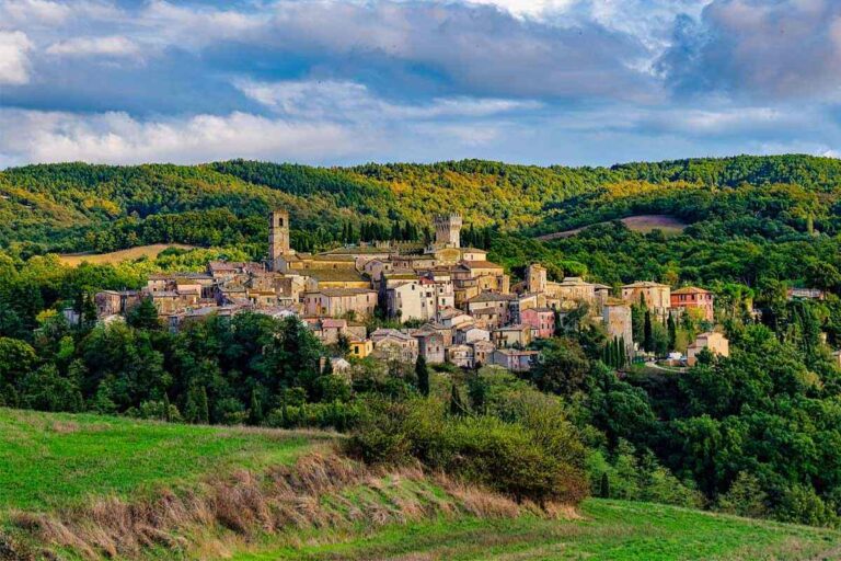 Nel cuore nascosto della Toscana: scopri il borgo termale che sorprende e incanta San Casciano dei Bagni