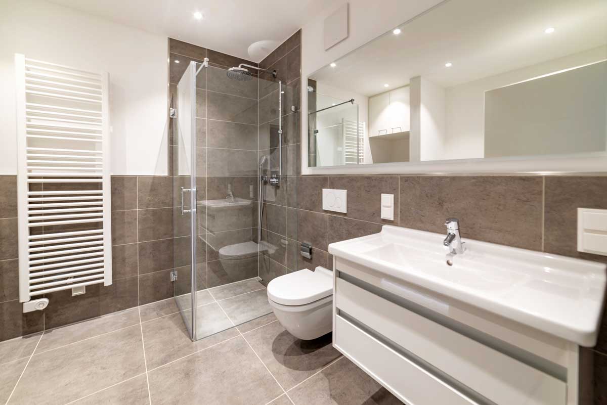 Consigli su come illuminare il bagno moderno