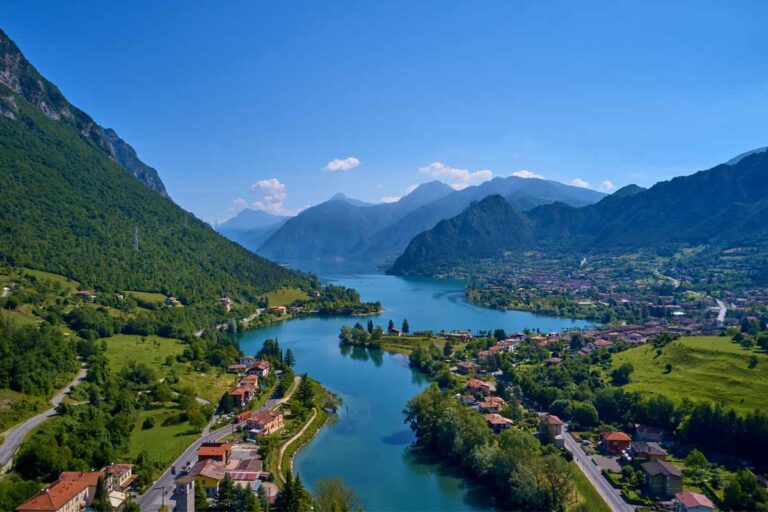Esplora l'oasi incontaminata del lago d'Idro: natura e avventura tra Lombardia e Trentino Lago d'Idro Lombardia e Trentino