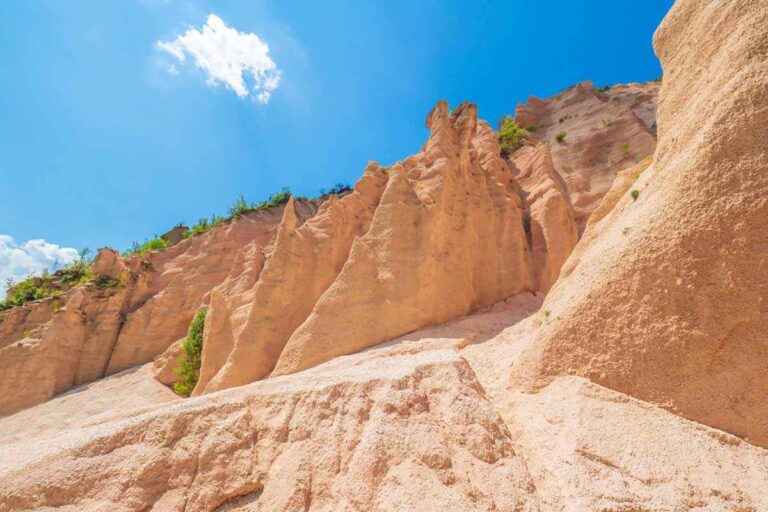 Le Lame Rosse: il trekking che unisce natura storica e paesaggi da sogno nelle marche Lame Rosse