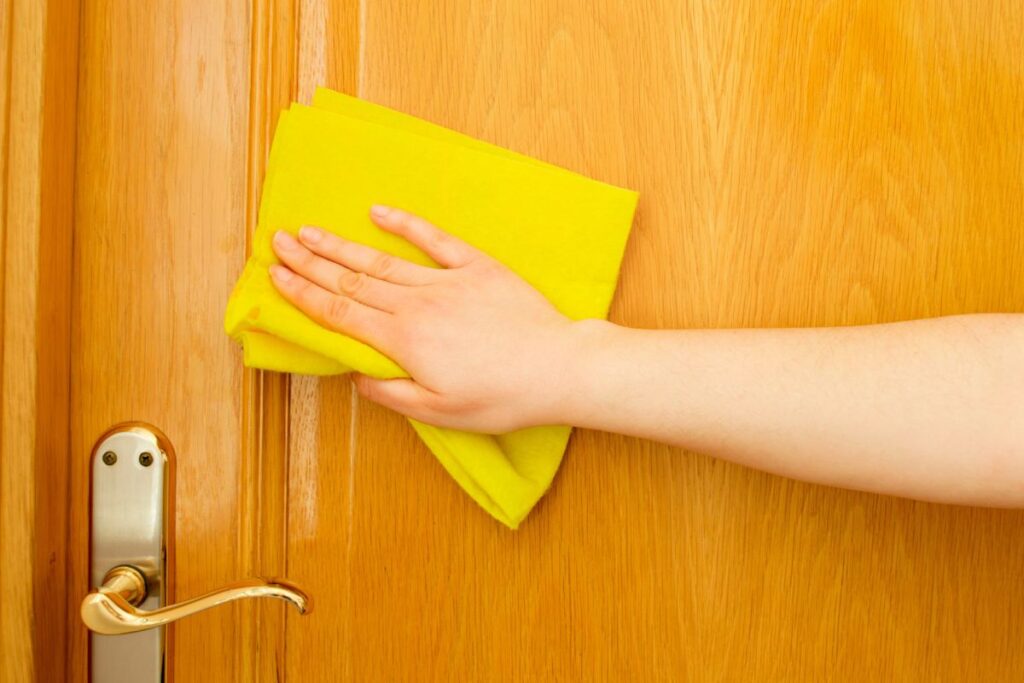 Pulizia delle porte di legno