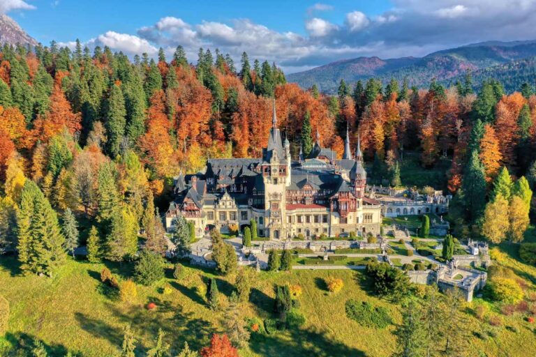 Visita il Castello di Peles: un viaggio tra storia e leggende rumene Visita il Castello di Peles