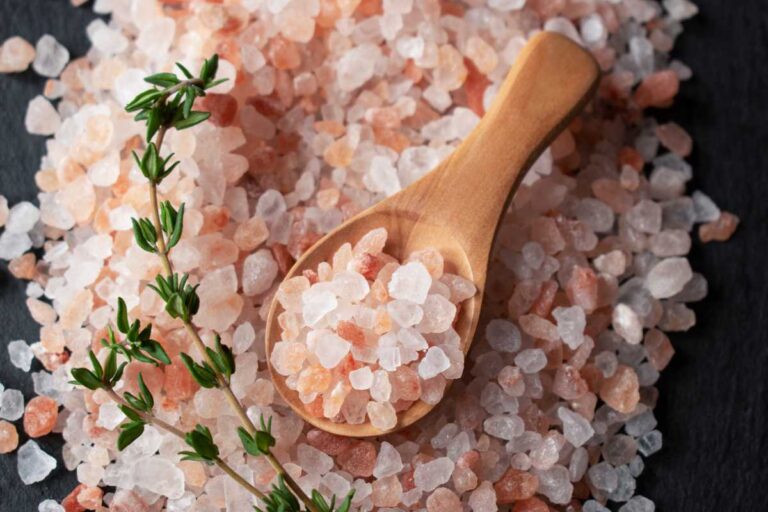 Perché il sale rosa dell'Himalaya è così speciale? Esplora i suoi benefici sale rosa dell'Himalaya