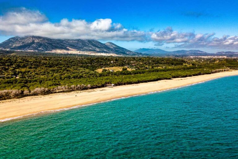 Esplora Osalla: una perla rara della Sardegna con sabbia dorata e mare smeraldo Osalla