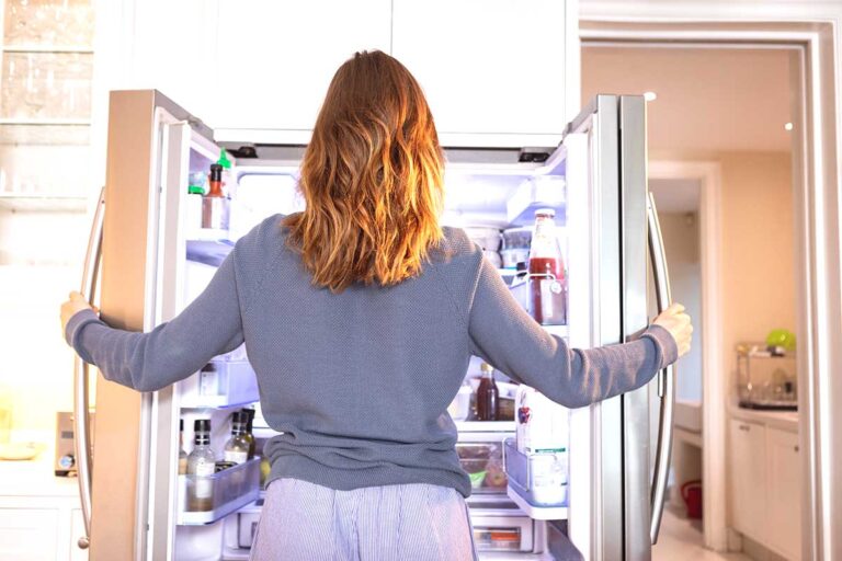 Utilizza un semplice tappo di sughero per eliminare i cattivi odori dal frigo: ecco come Come usare i tappi di sughero per rimuovere i cattivi odori dal frigorifero