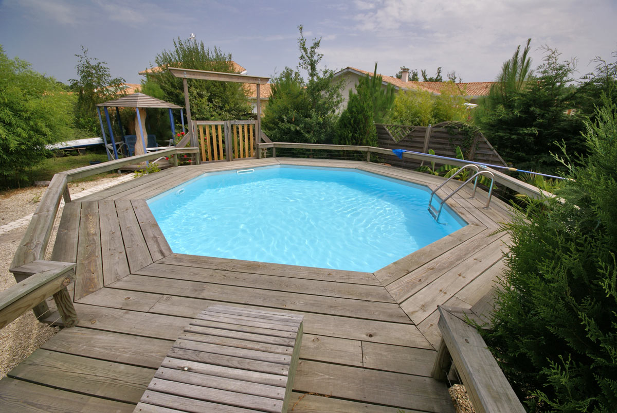 piscina fuori terra con soppalco in legno