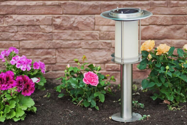 Illumina il tuo spazio esterno: come scegliere le luci solari perfette Luci solari in giardino