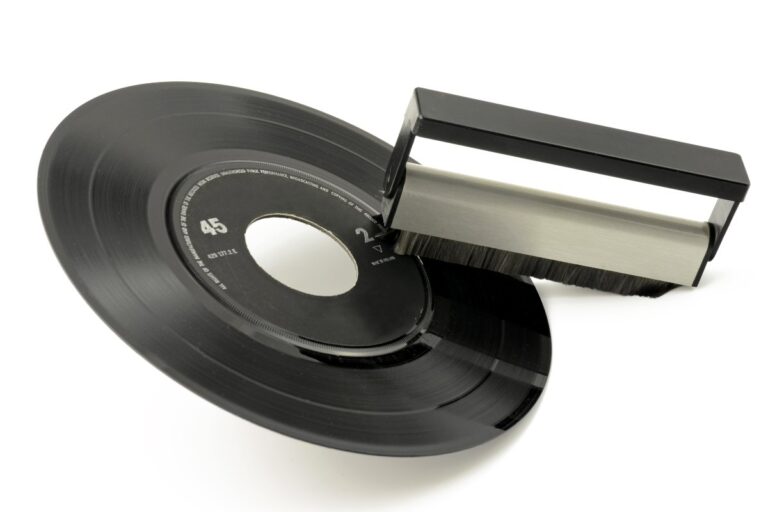 Manutenzione dei vinili: come pulire e preservare i tuoi dischi a casa Pulizia vinili