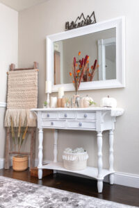 Ingresso di casa arredato in stile shabby chic