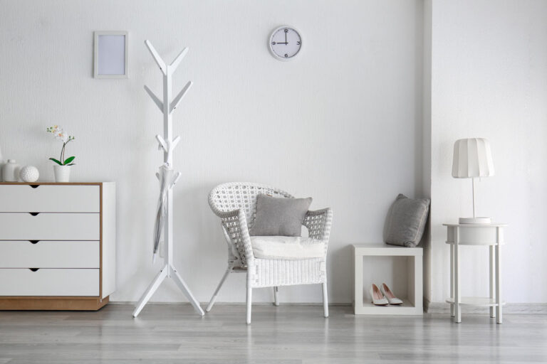 Ingresso shabby chic: idee per un arredamento elegante e accogliente Ingresso di casa arredato in stile shabby chic