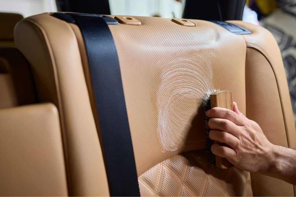 Rimedi fai da te per la pulizia dei sedili dell'auto