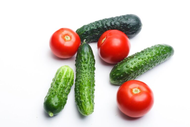 Crescita esplosiva di cetrioli e pomodori: prova questo trucchetto Crescita esplosiva di cetrioli e pomodori