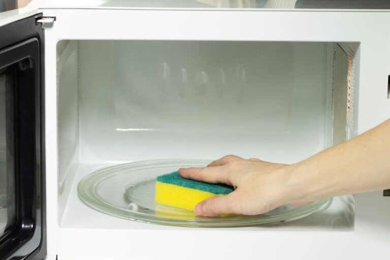 Pulizia del microonde: i metodi più efficaci per un elettrodomestico impeccabile Pulizia del microonde i metodi naturali