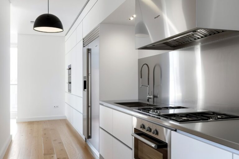 Addio macchie e aloni in cucina: l'Ingrediente segreto per un acciaio brillante Rimedi contro le macchie e gli aloni sull'acciaio della cucina