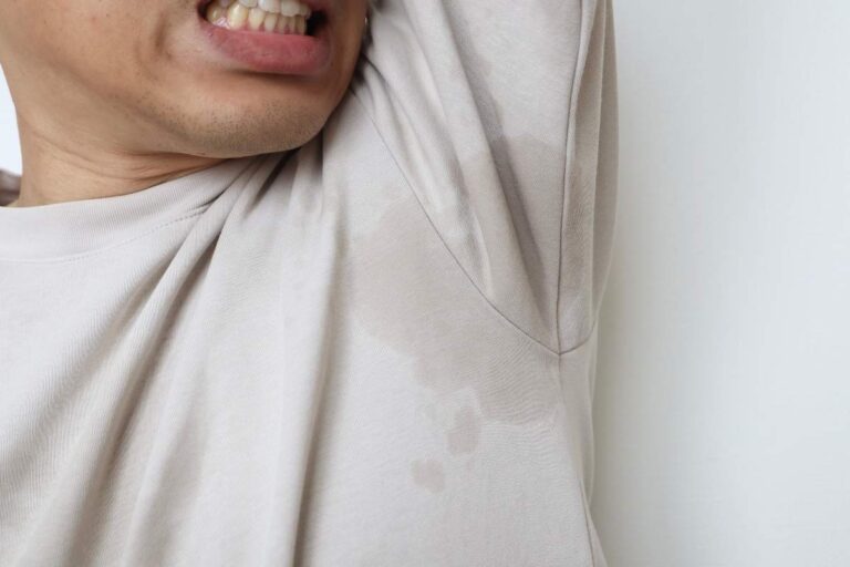 Come eliminare le macchie di sudore dalle magliette bianche: ecco i rimedi infallibili Come eliminare le macchie di sudore dalle magliette bianche: ecco i rimedi infallibili